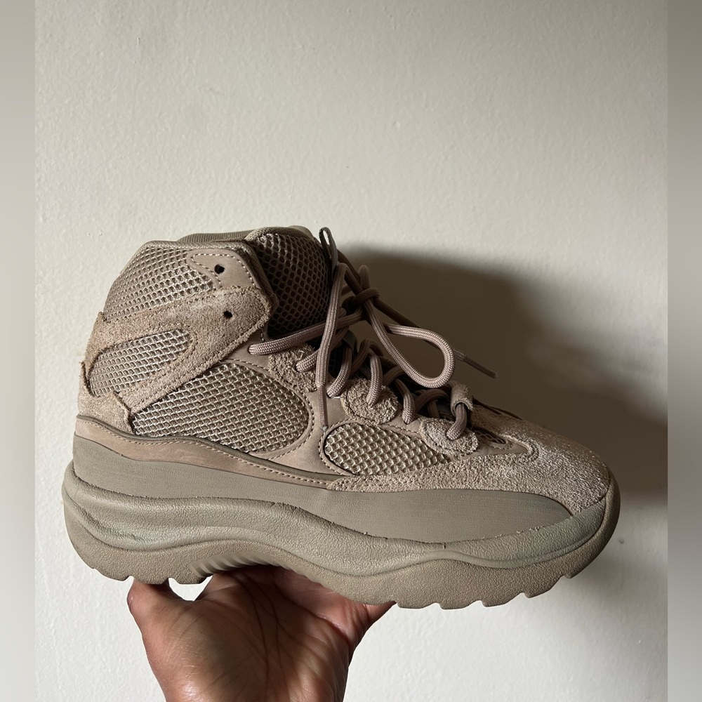 YEEZY DSRT BT